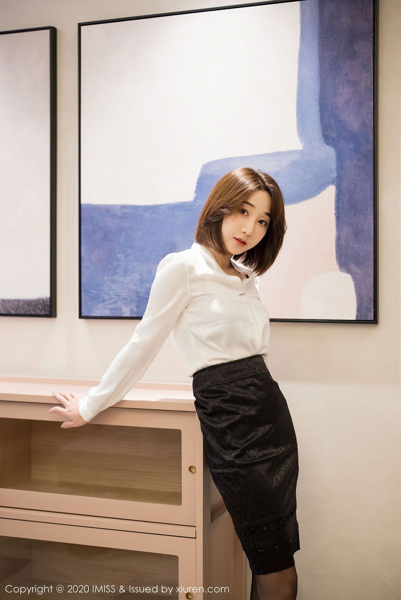 美女模特九月生白衬衫黑短裙职场OL制服系列写真