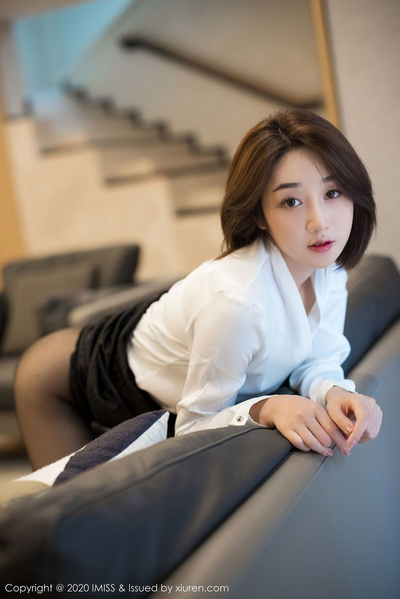 美女模特九月生白衬衫黑短裙职场OL制服系列写真
