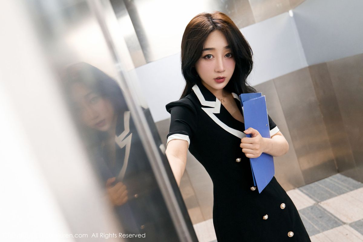 美女模特九月生黑丝美腿职场秘书系列心愿旅拍