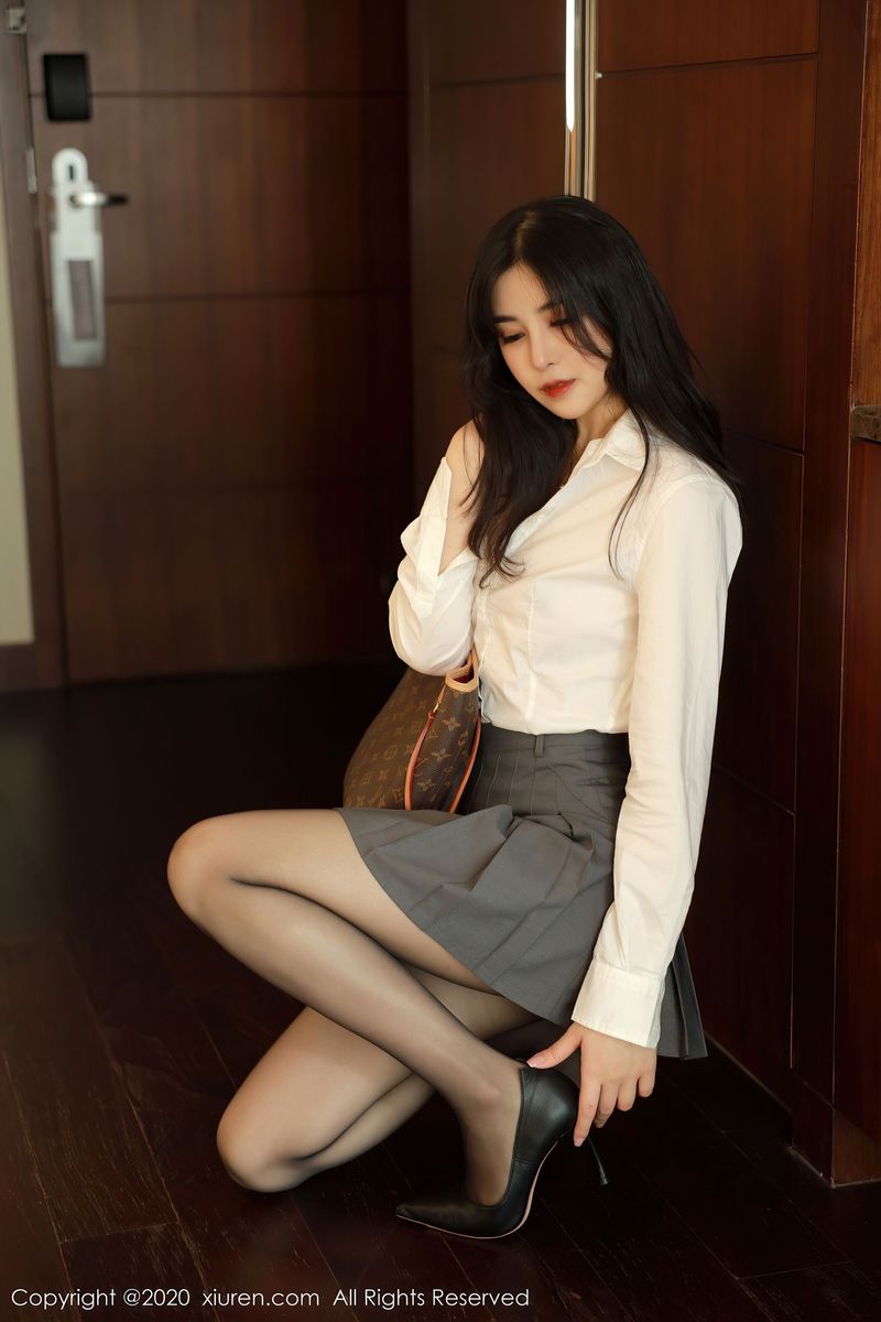 新人模特韩静安白衬衫百褶裙丝袜系列首套写真