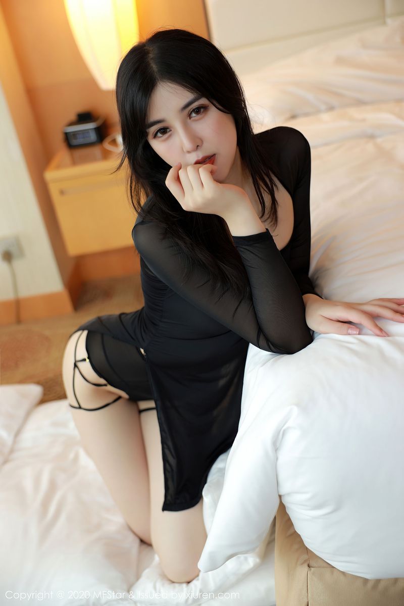 美女模特韩静安白嫩身材&黑色情趣装性感写真