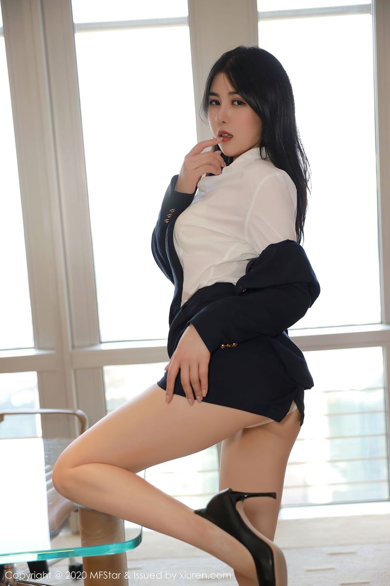 美女模特韩静安白衬衫超短裙职业OL系列性感写真