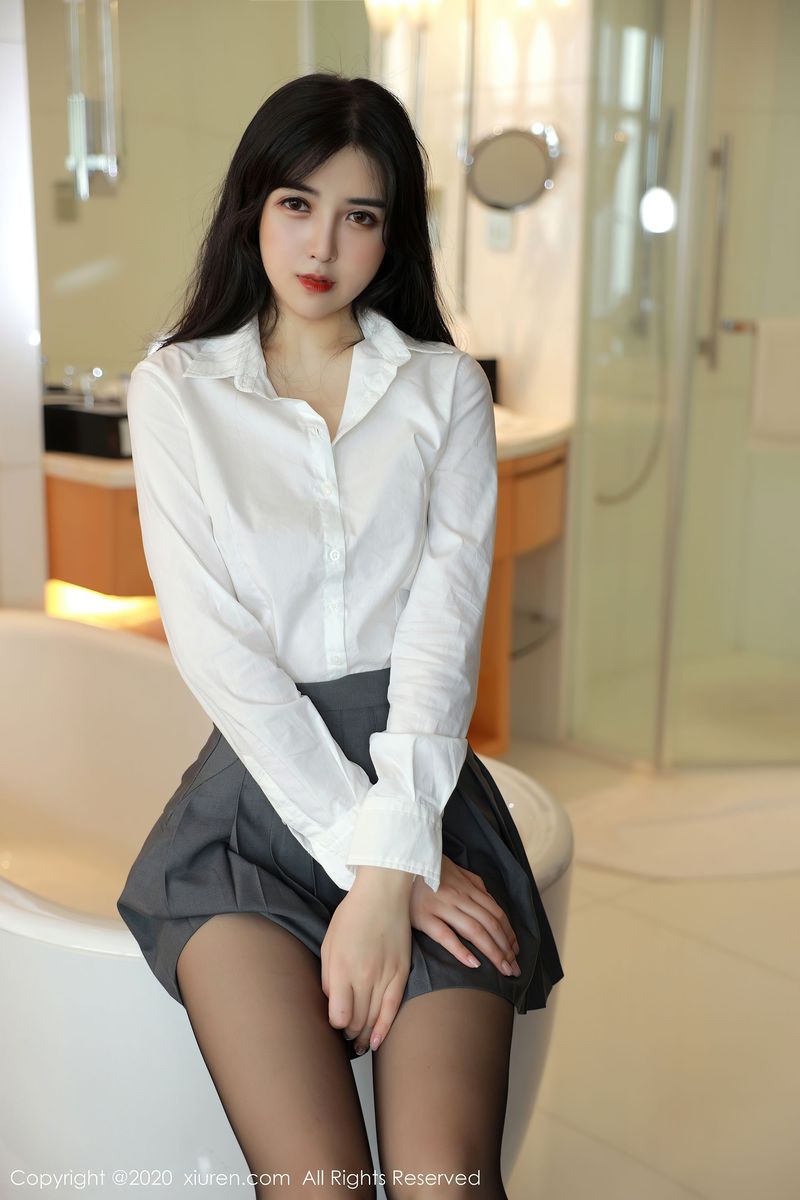 新人模特韩静安白衬衫百褶裙丝袜系列首套写真