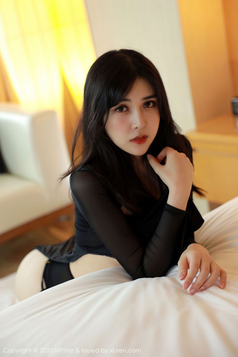 美女模特韩静安白嫩身材&黑色情趣装性感写真