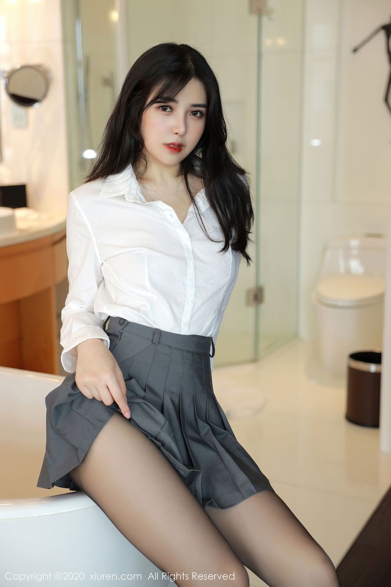 新人模特韩静安白衬衫百褶裙丝袜系列首套写真