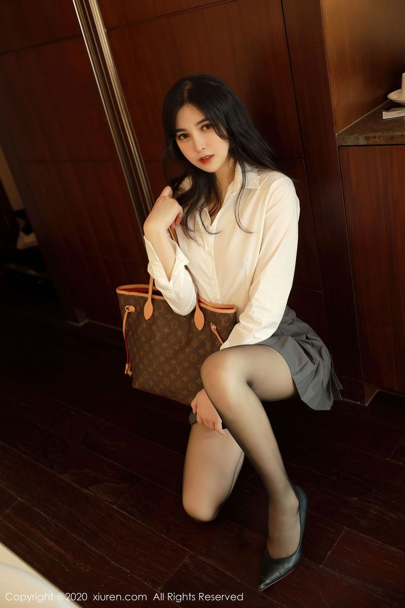 新人模特韩静安白衬衫百褶裙丝袜系列首套写真