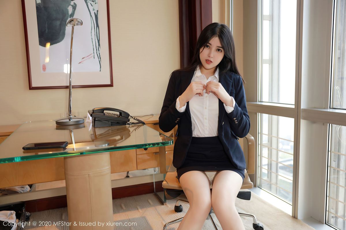 美女模特韩静安白衬衫超短裙职业OL系列性感写真