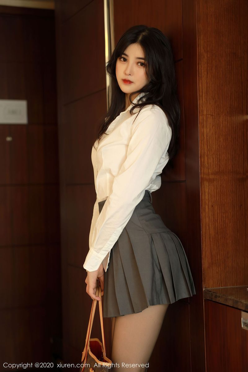 新人模特韩静安白衬衫百褶裙丝袜系列首套写真