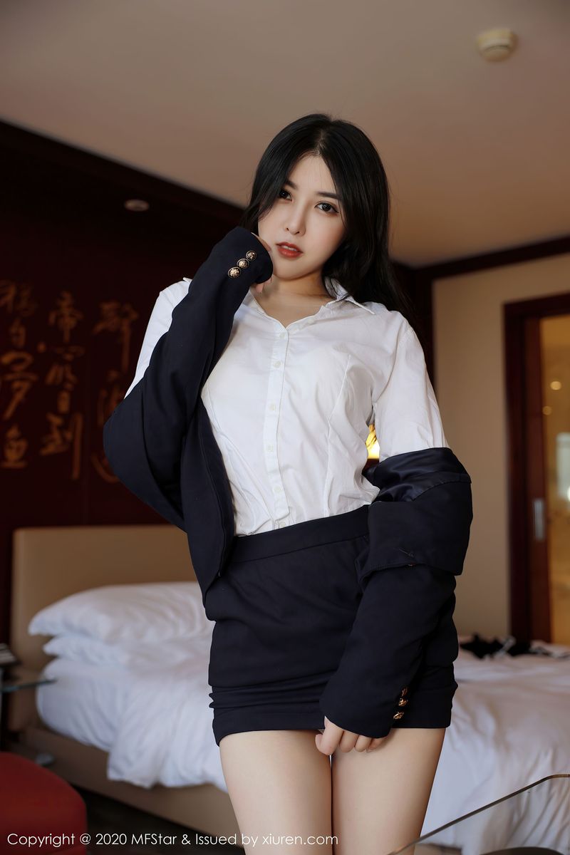 美女模特韩静安白衬衫超短裙职业OL系列性感写真
