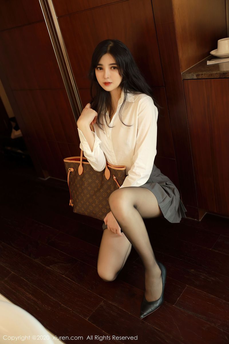 新人模特韩静安白衬衫百褶裙丝袜系列首套写真