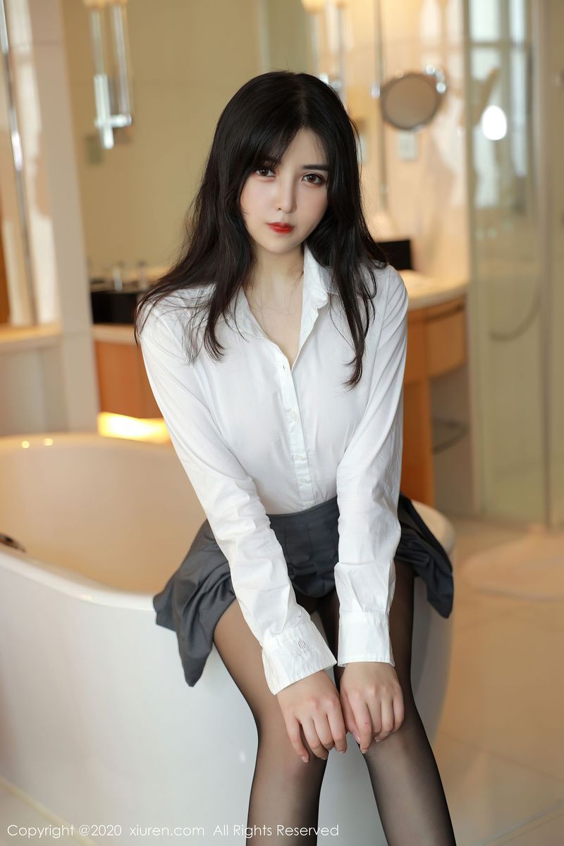 新人模特韩静安白衬衫百褶裙丝袜系列首套写真