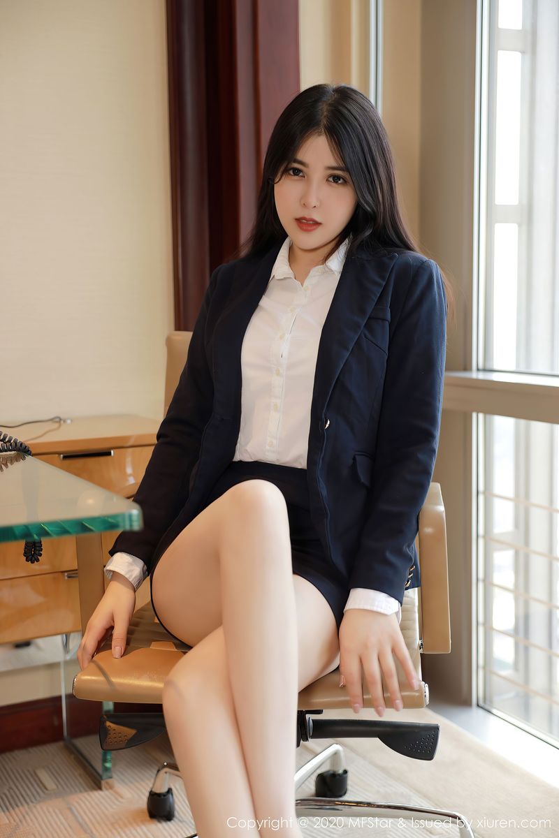 美女模特韩静安白衬衫超短裙职业OL系列性感写真
