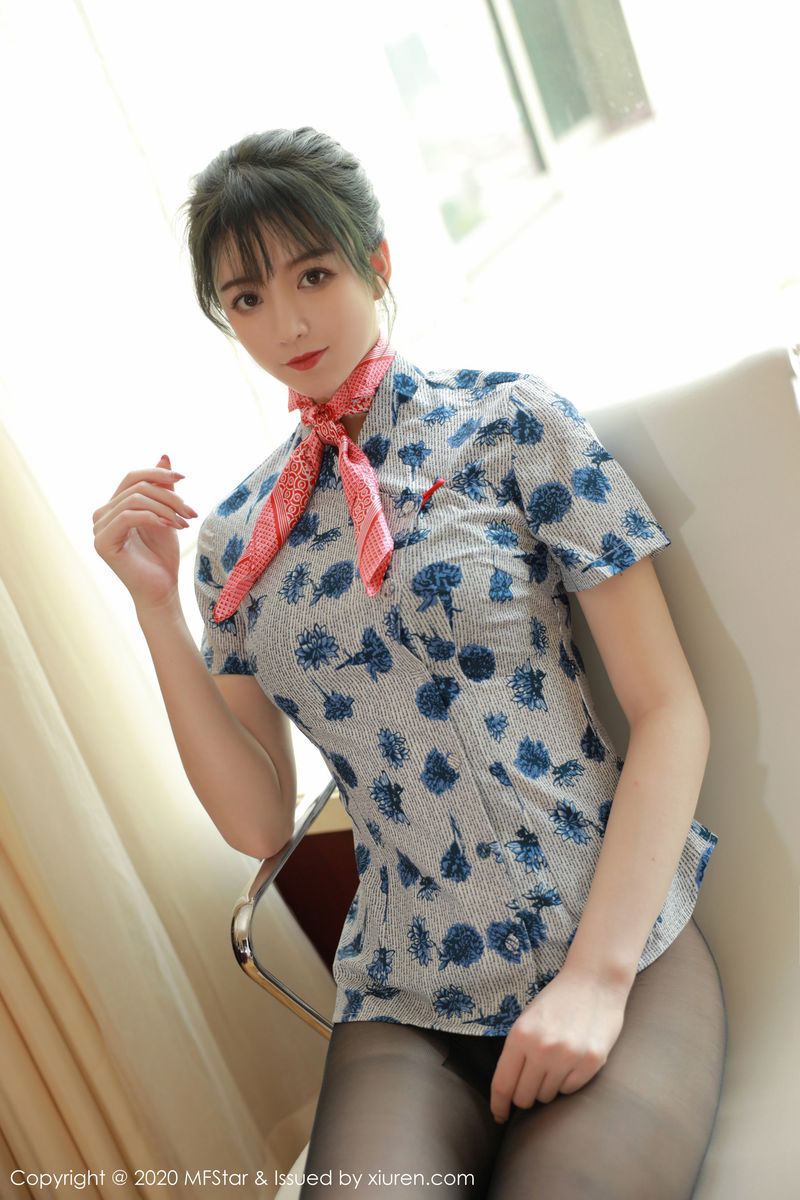 新人模特yoo优优黑丝美腿&空乘制服系列写真