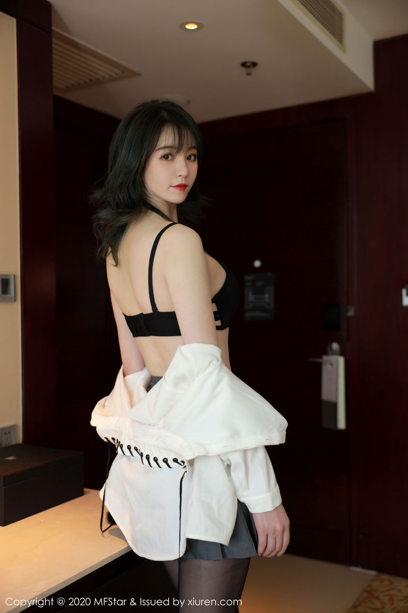 新人模特yoo优优曼妙身材JK服饰性感写真