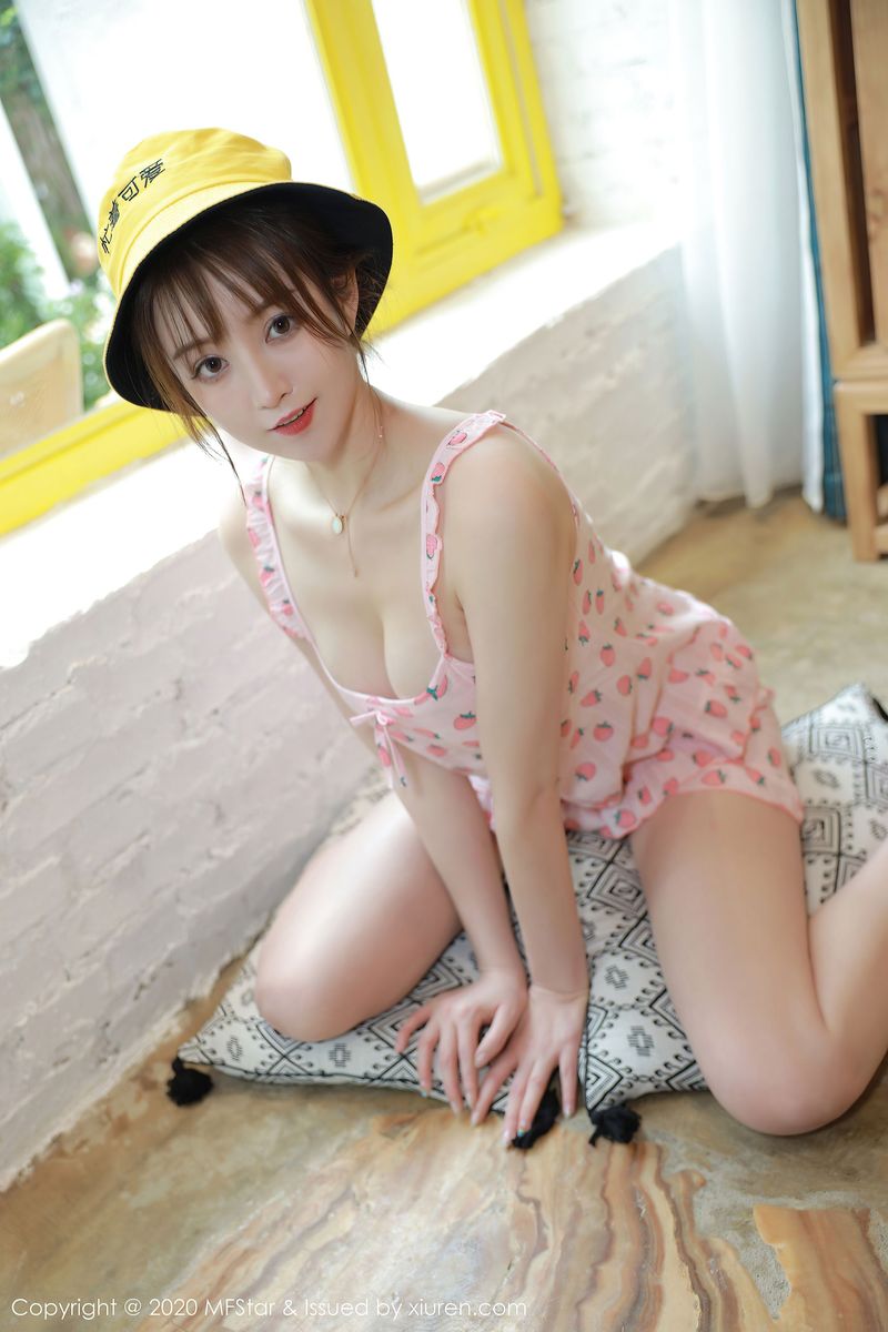 草莓少女yoo优优粉嫩美腿邻家女孩系列大理旅拍