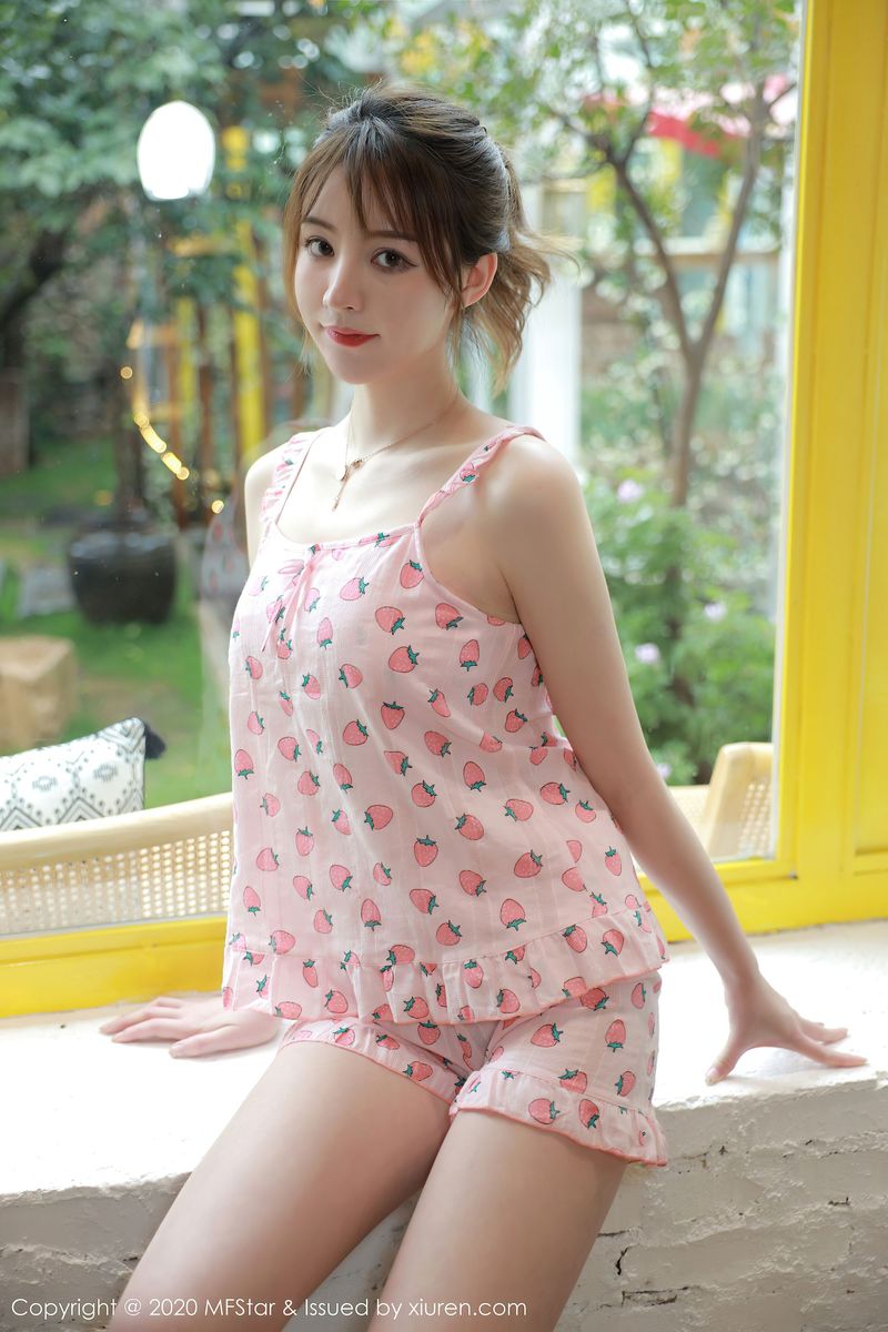 草莓少女yoo优优粉嫩美腿邻家女孩系列大理旅拍