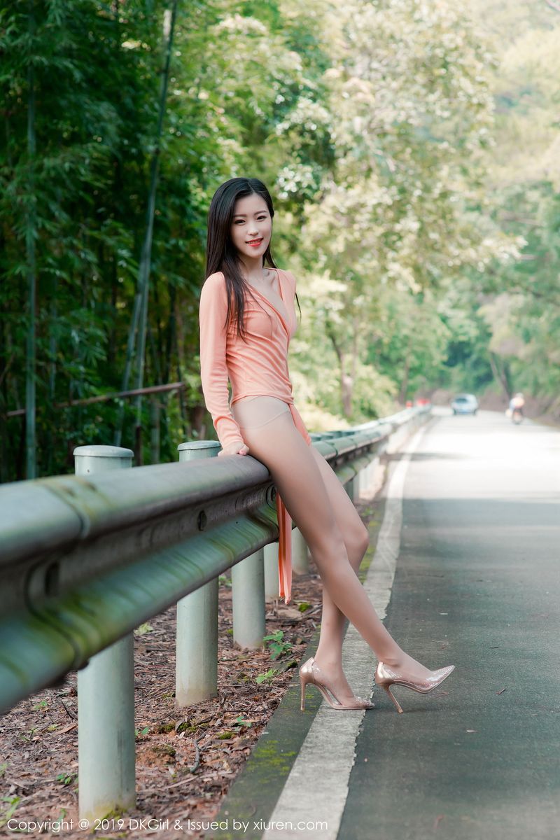 新人妹子小子怡Alice大胆丝袜户外露天车拍系列写真
