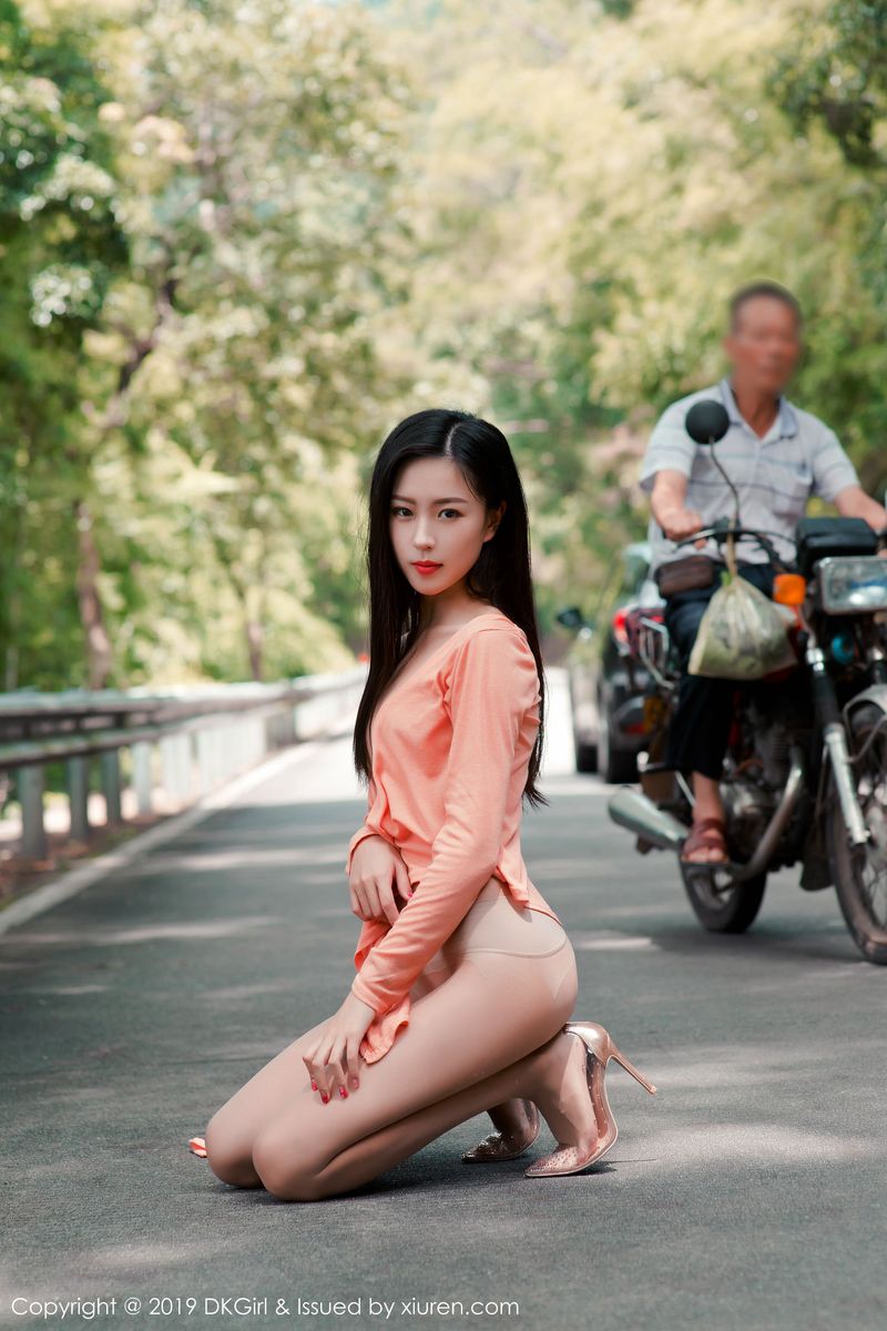 新人妹子小子怡Alice大胆丝袜户外露天车拍系列写真