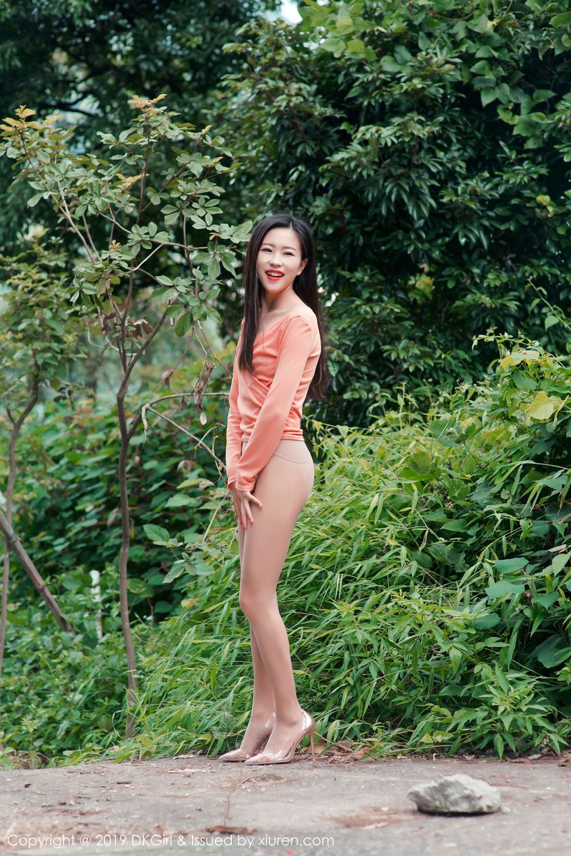 新人妹子小子怡Alice大胆丝袜户外露天车拍系列写真