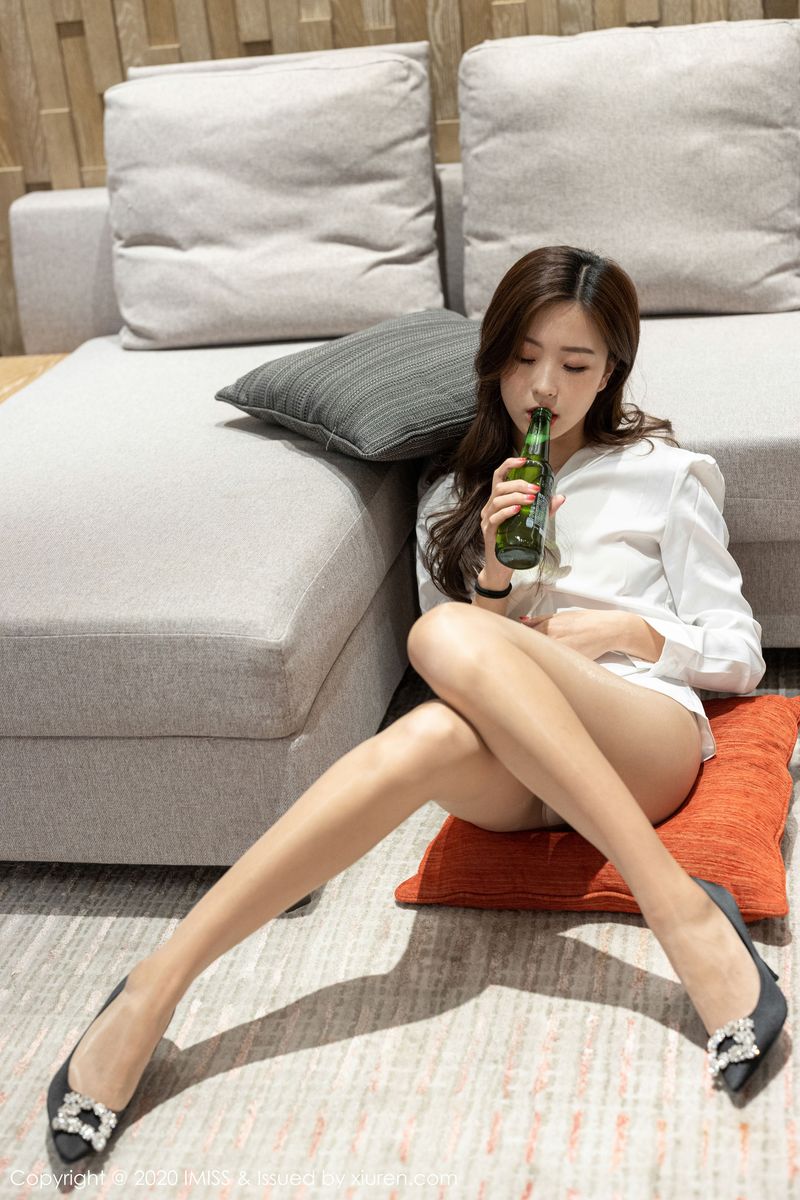 美女模特杨紫嫣Cynthia失恋喝醉酒职场OL系列写真