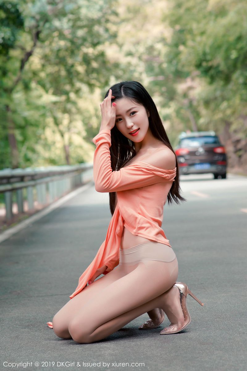 新人妹子小子怡Alice大胆丝袜户外露天车拍系列写真
