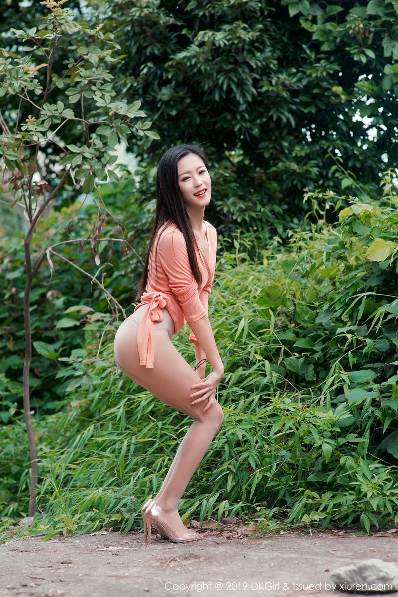 新人妹子小子怡Alice大胆丝袜户外露天车拍系列写真