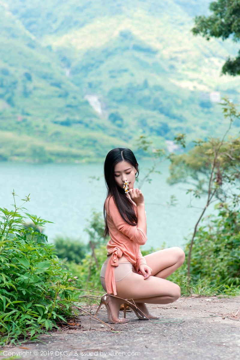 新人妹子小子怡Alice大胆丝袜户外露天车拍系列写真