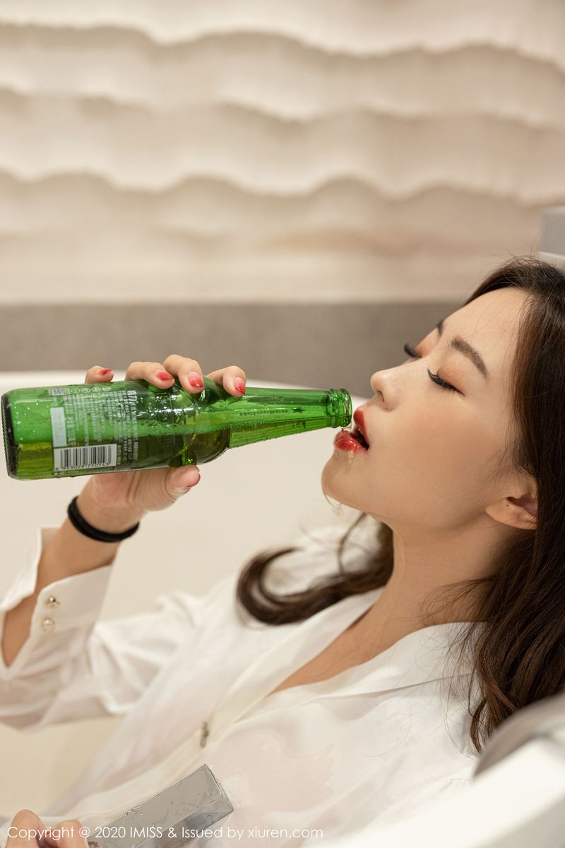 美女模特杨紫嫣Cynthia失恋喝醉酒职场OL系列写真