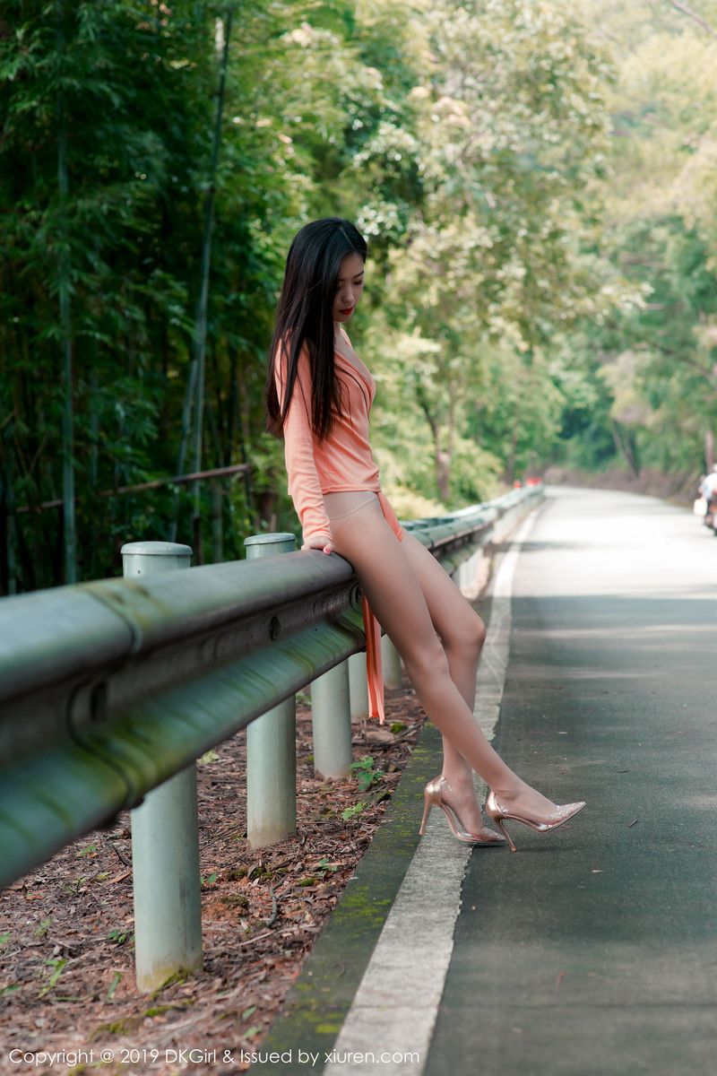新人妹子小子怡Alice大胆丝袜户外露天车拍系列写真