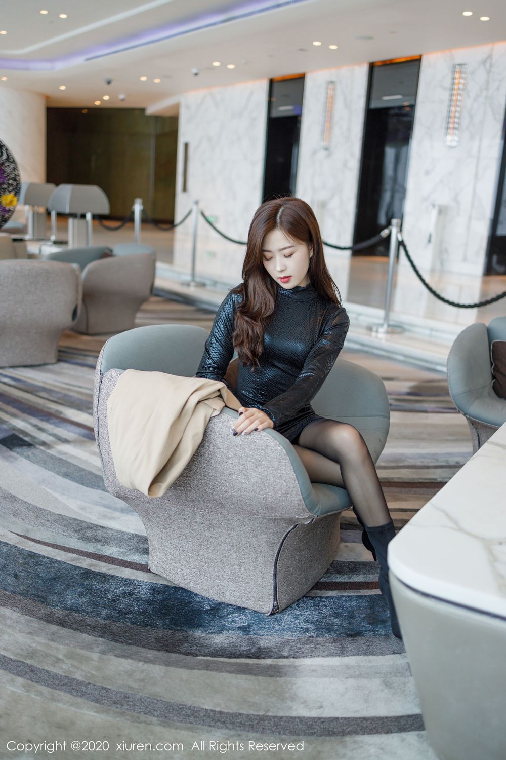 美女模特杨紫嫣Cynthia皮衣黑丝系列尾随主题写真