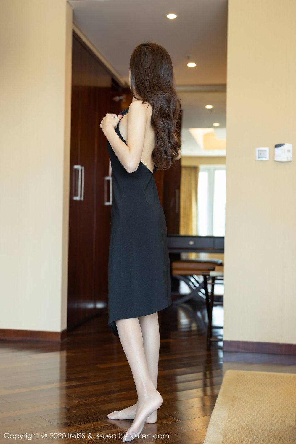 美女模特杨紫嫣Cynthia职业秘书+丝袜美腿车拍系列写真