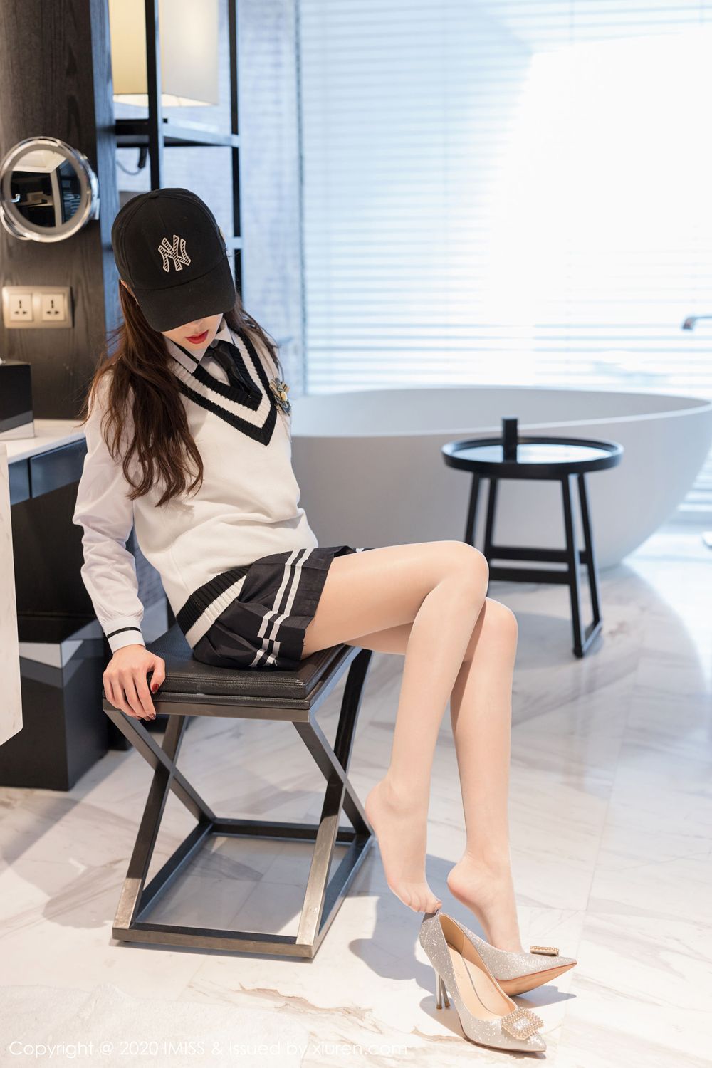 美女模特杨紫嫣Cynthia丝袜美腿清纯装扮酒店剧情写真