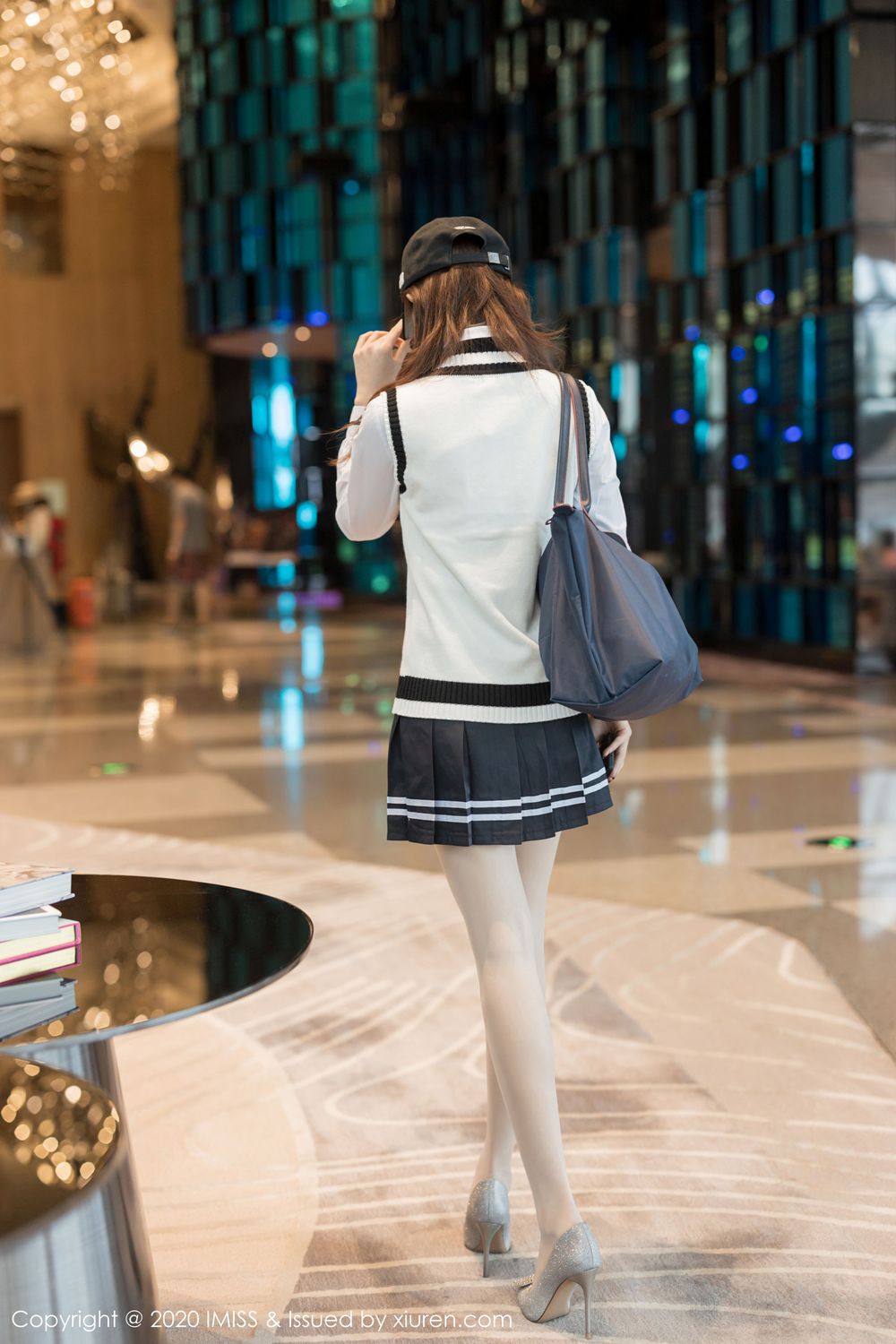 美女模特杨紫嫣Cynthia丝袜美腿清纯装扮酒店剧情写真