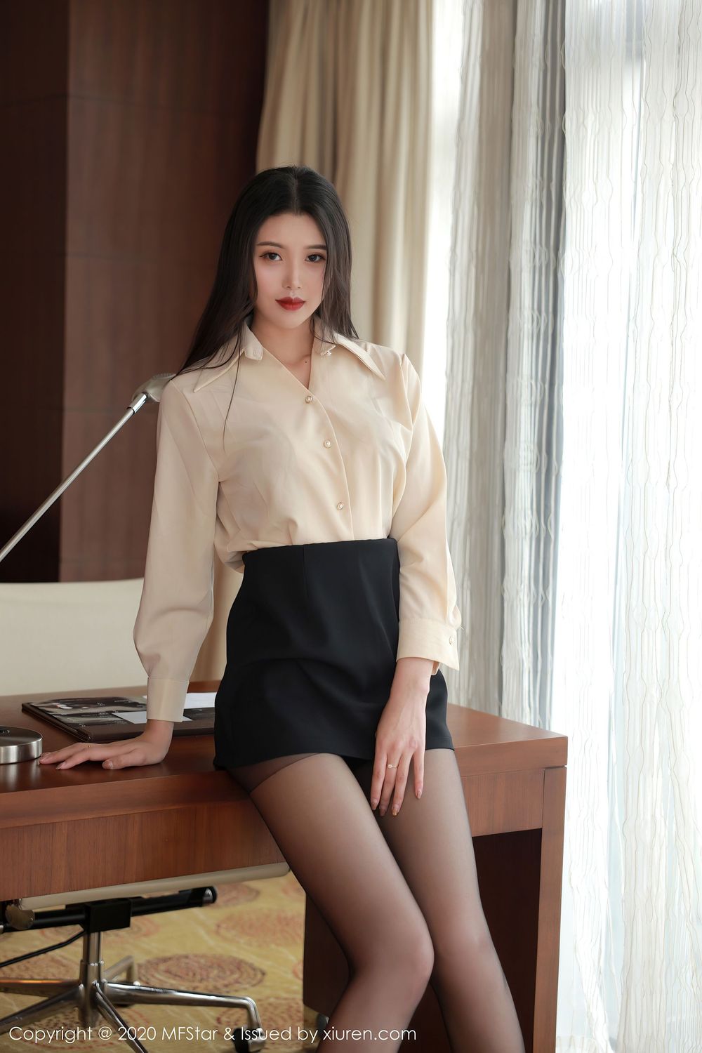 新人模特陈一涵白衬衫黑短裙&黑丝美腿首套写真