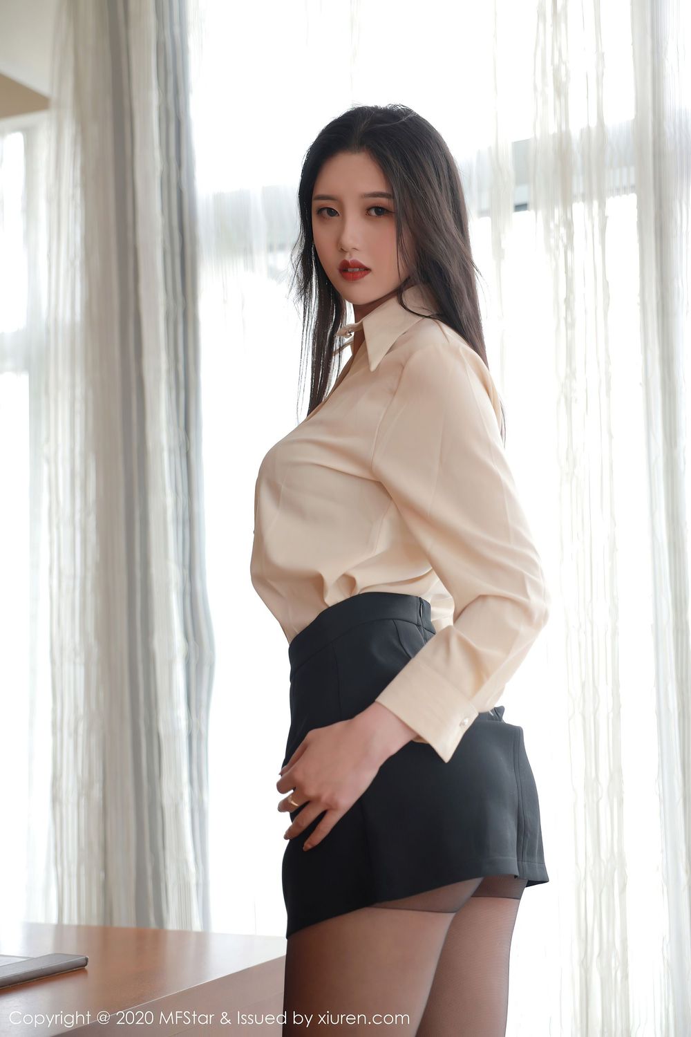 新人模特陈一涵白衬衫黑短裙&黑丝美腿首套写真