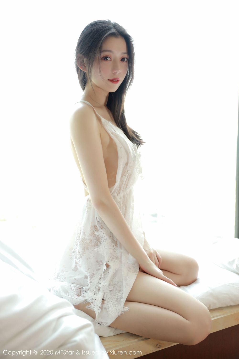 新人模特言沫丝袜美腿长发系列诱惑写真