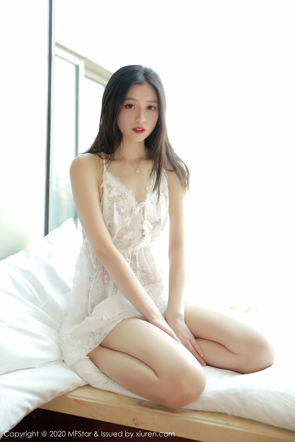 新人模特言沫丝袜美腿长发系列诱惑写真