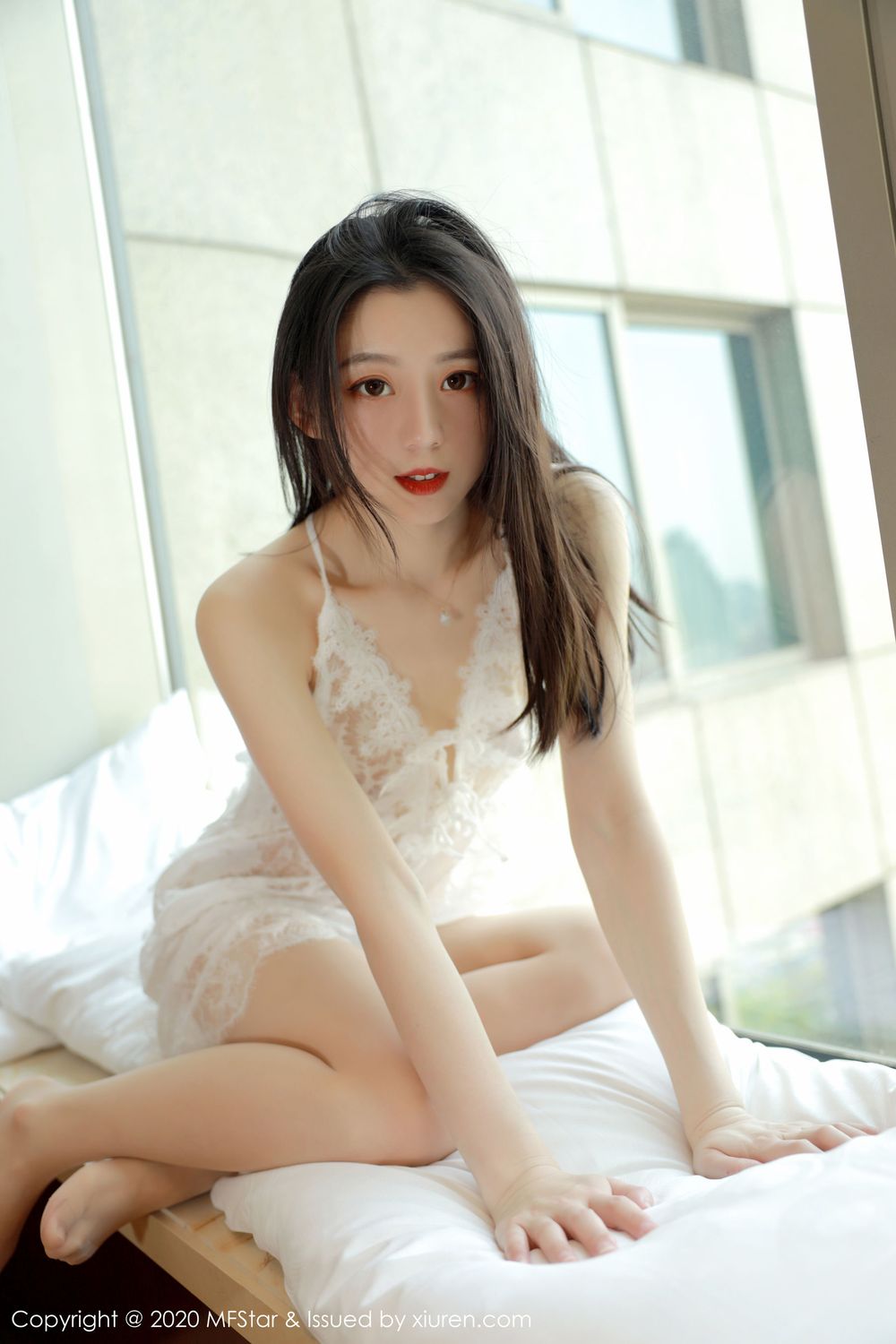 新人模特言沫丝袜美腿长发系列诱惑写真
