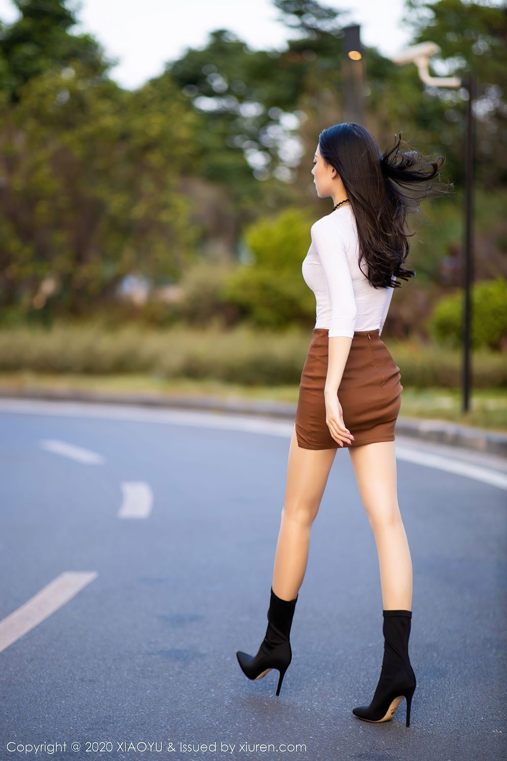 美女模特言沫 - 丝袜美腿户外车拍系列性感写真