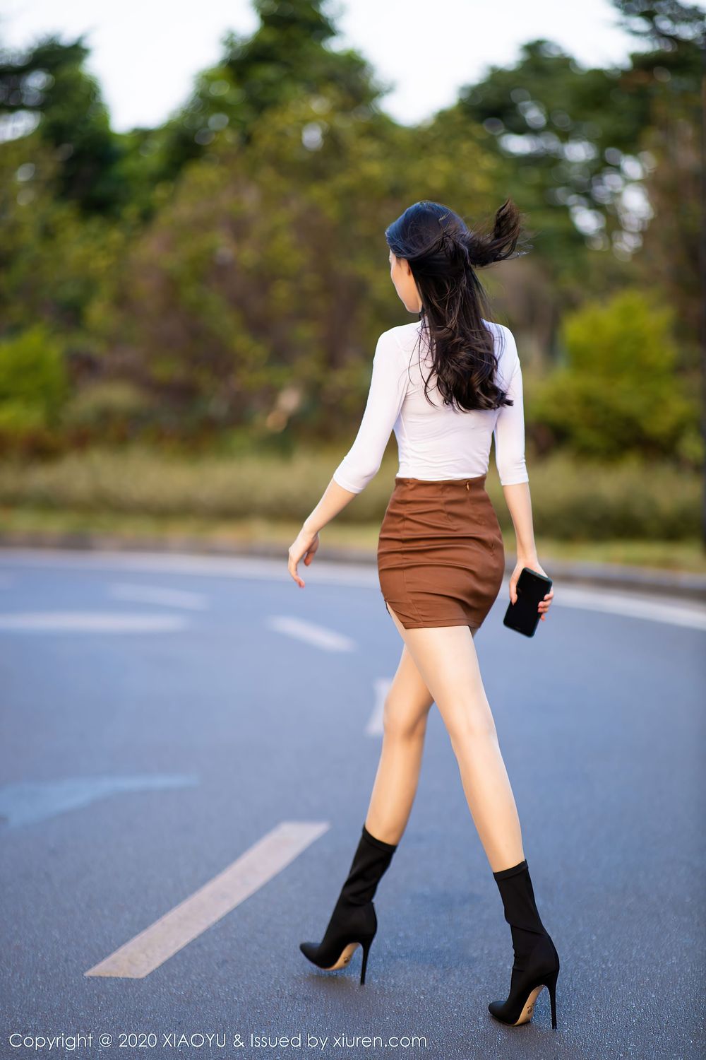 美女模特言沫 - 丝袜美腿户外车拍系列性感写真