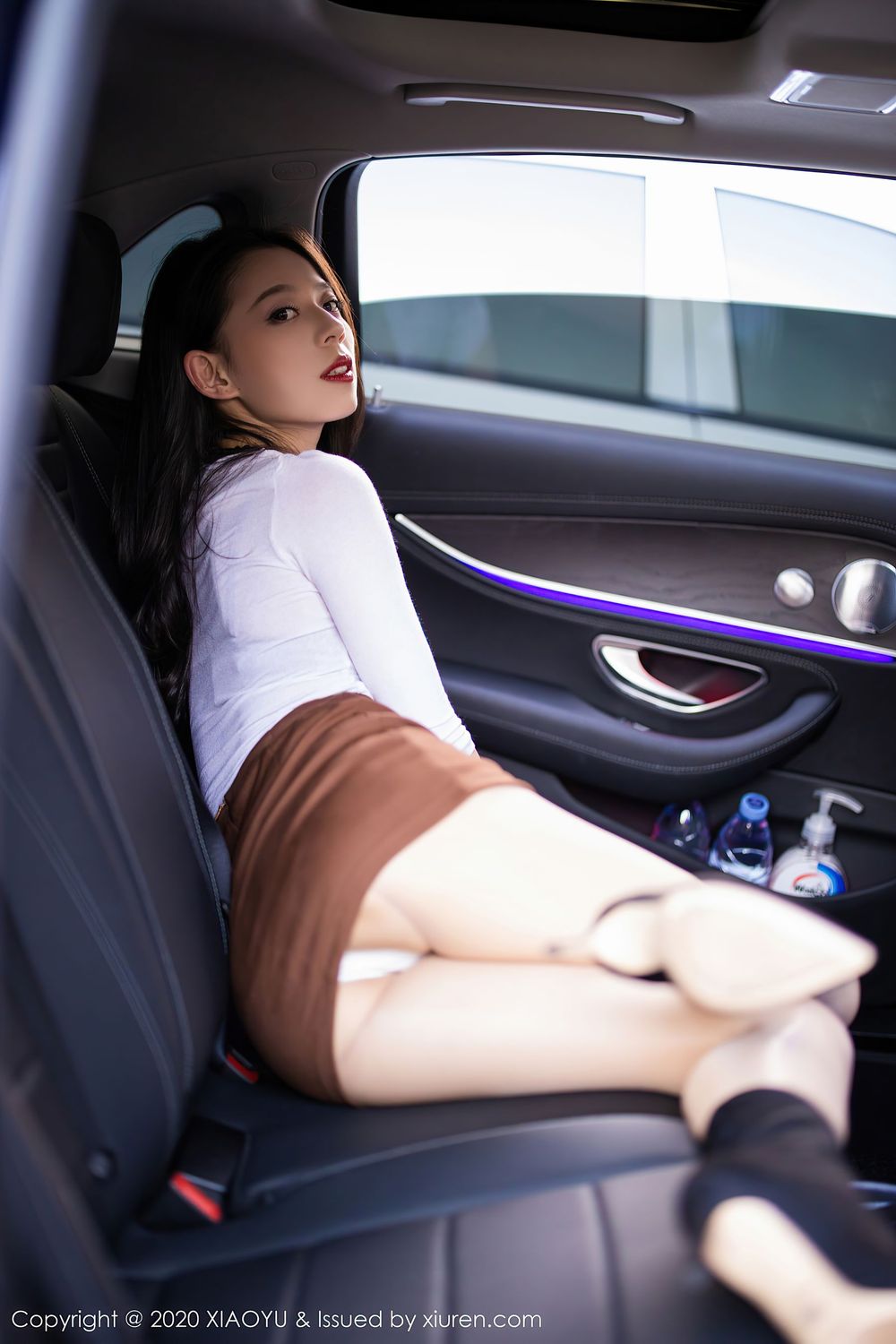美女模特言沫 - 丝袜美腿户外车拍系列性感写真