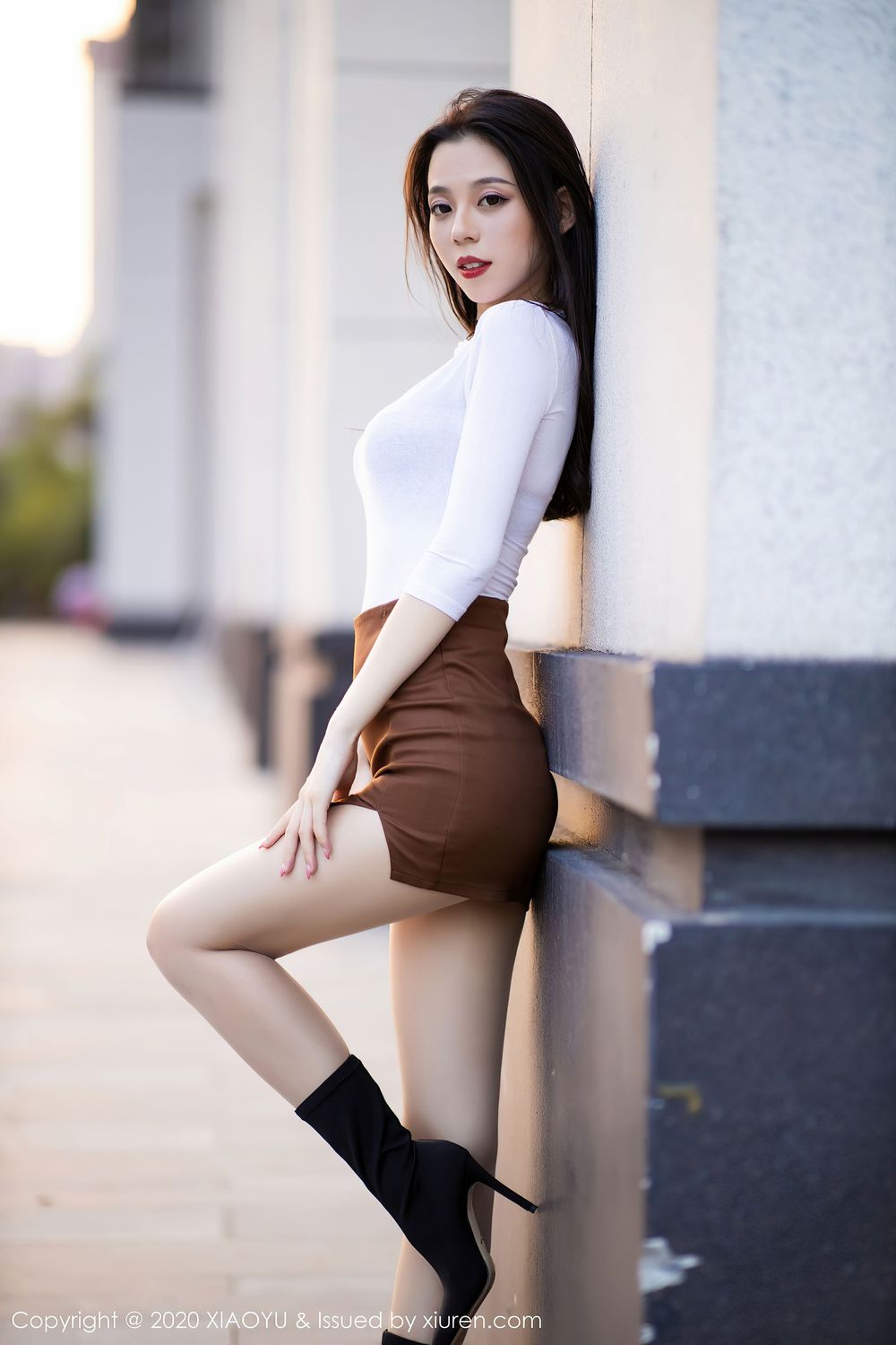 美女模特言沫 - 丝袜美腿户外车拍系列性感写真