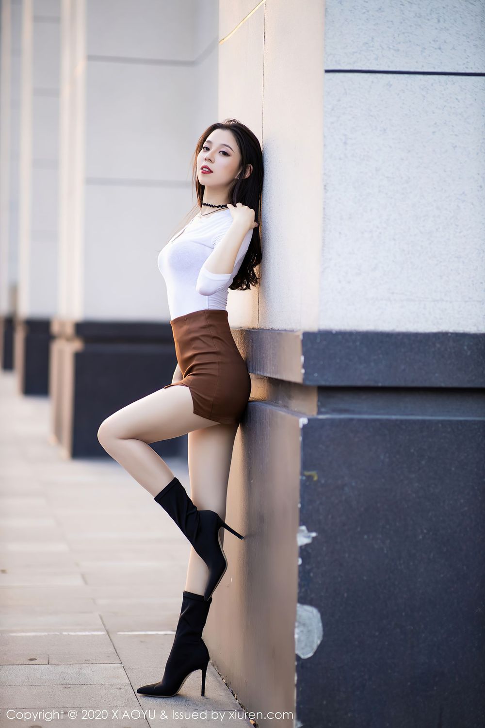 美女模特言沫 - 丝袜美腿户外车拍系列性感写真