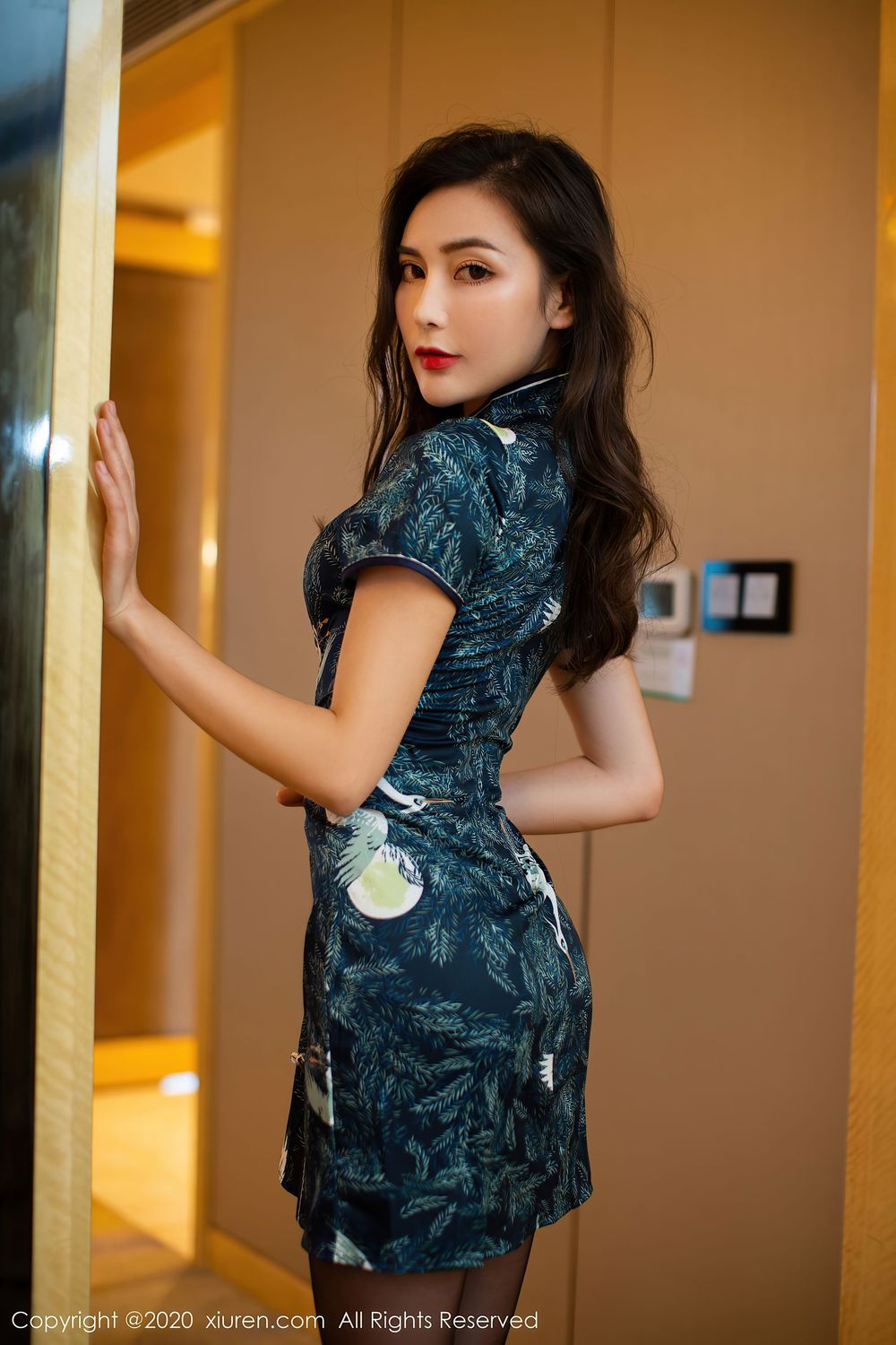 新人模特夏玥韵味旗袍与黑丝美腿性感写真