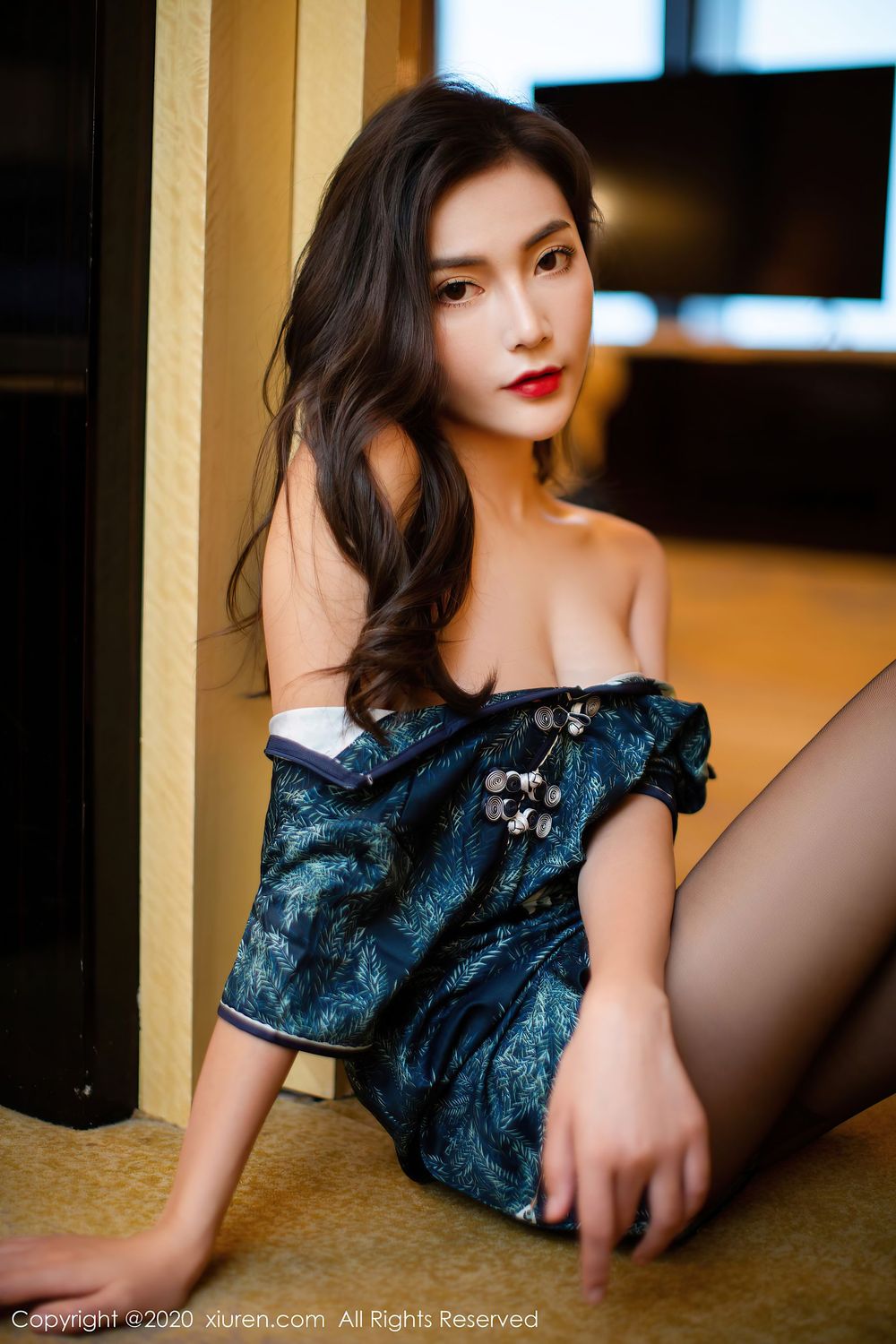 新人模特夏玥韵味旗袍与黑丝美腿性感写真