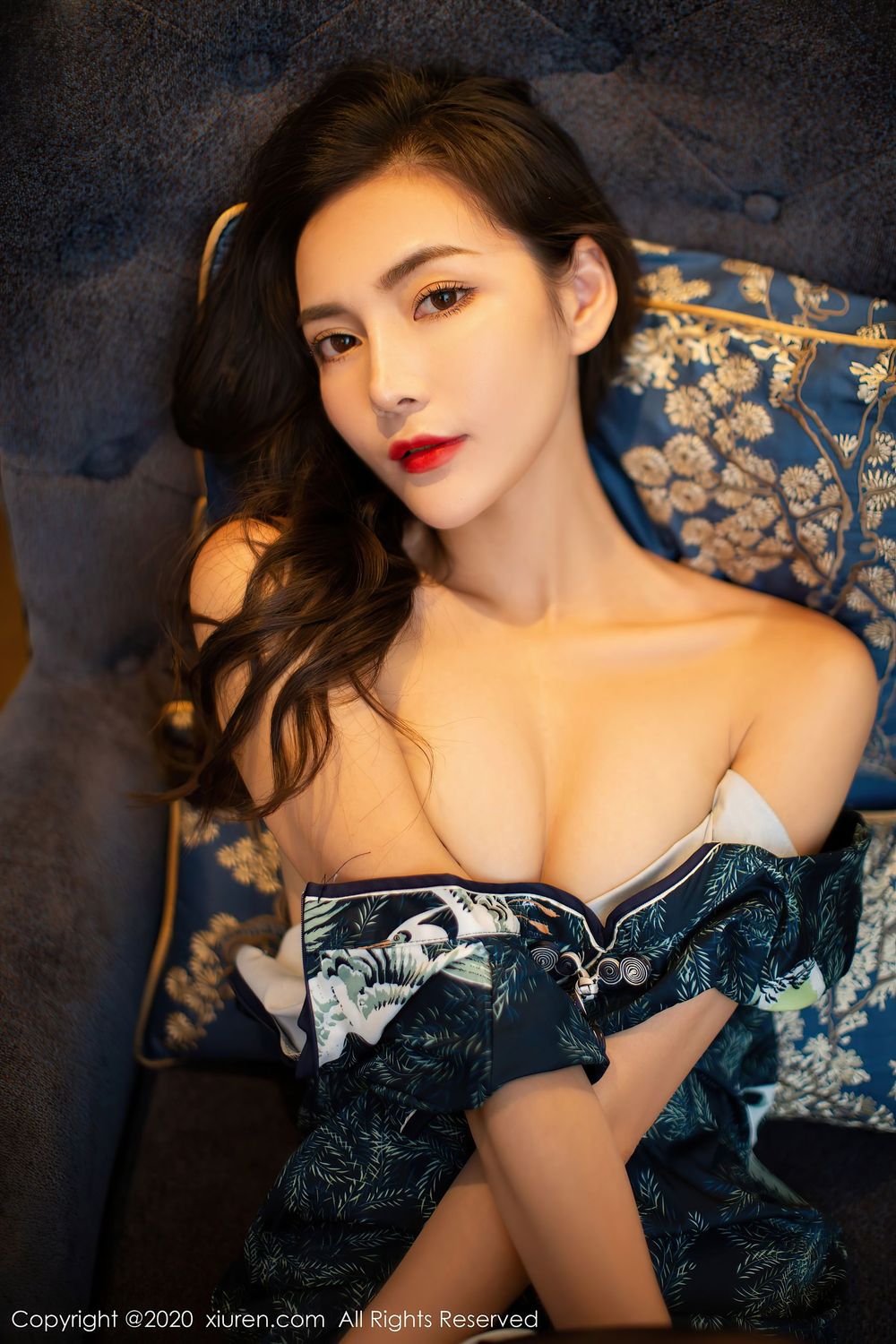 新人模特夏玥韵味旗袍与黑丝美腿性感写真
