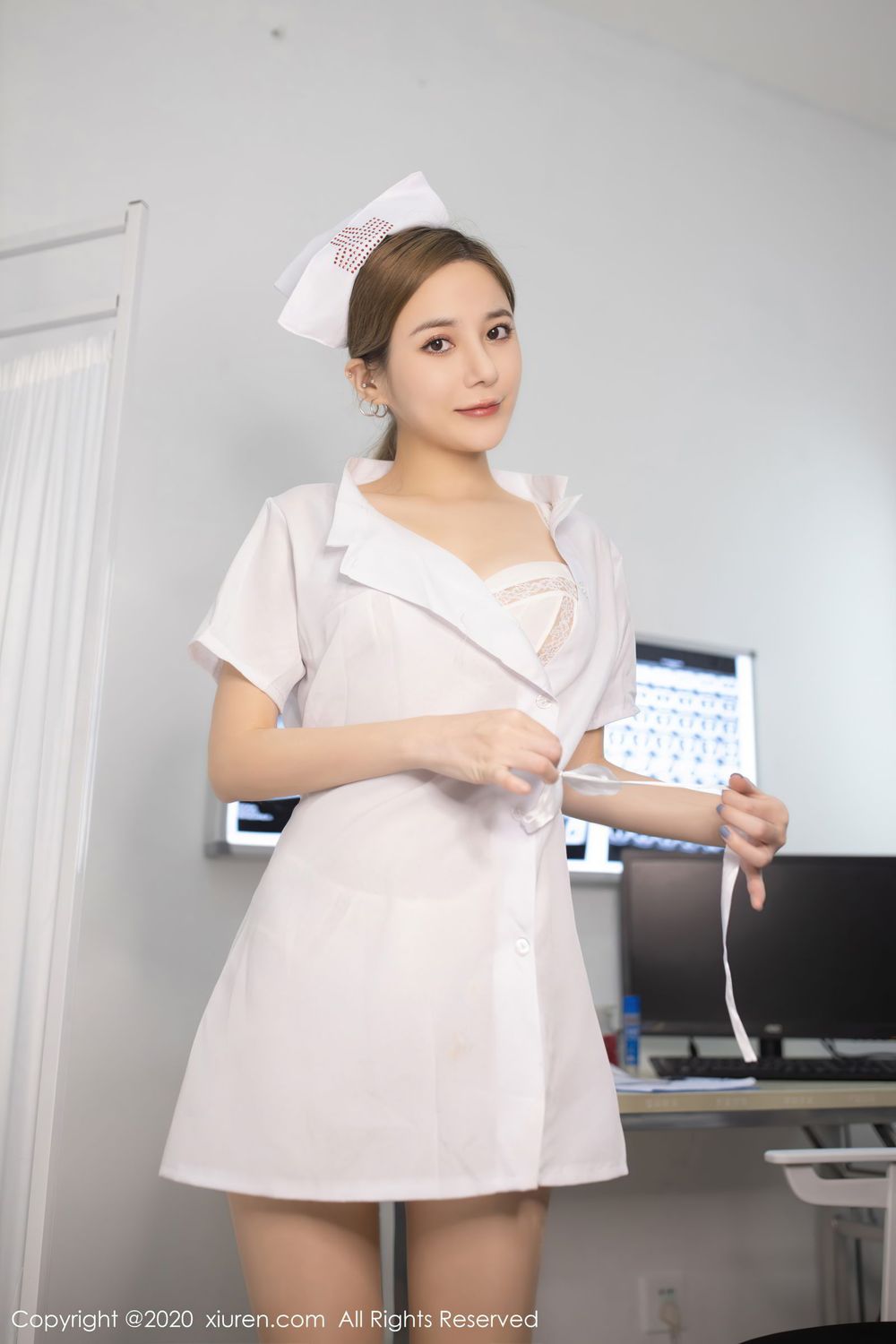 美女模特鱼子酱Fish科室场景与白色护士制服写真