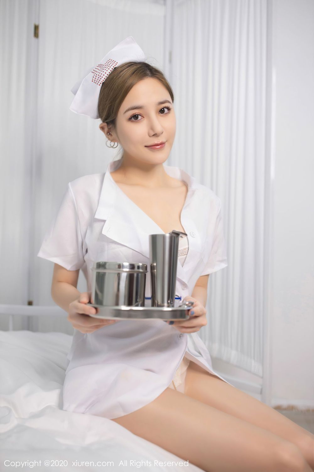 美女模特鱼子酱Fish科室场景与白色护士制服写真