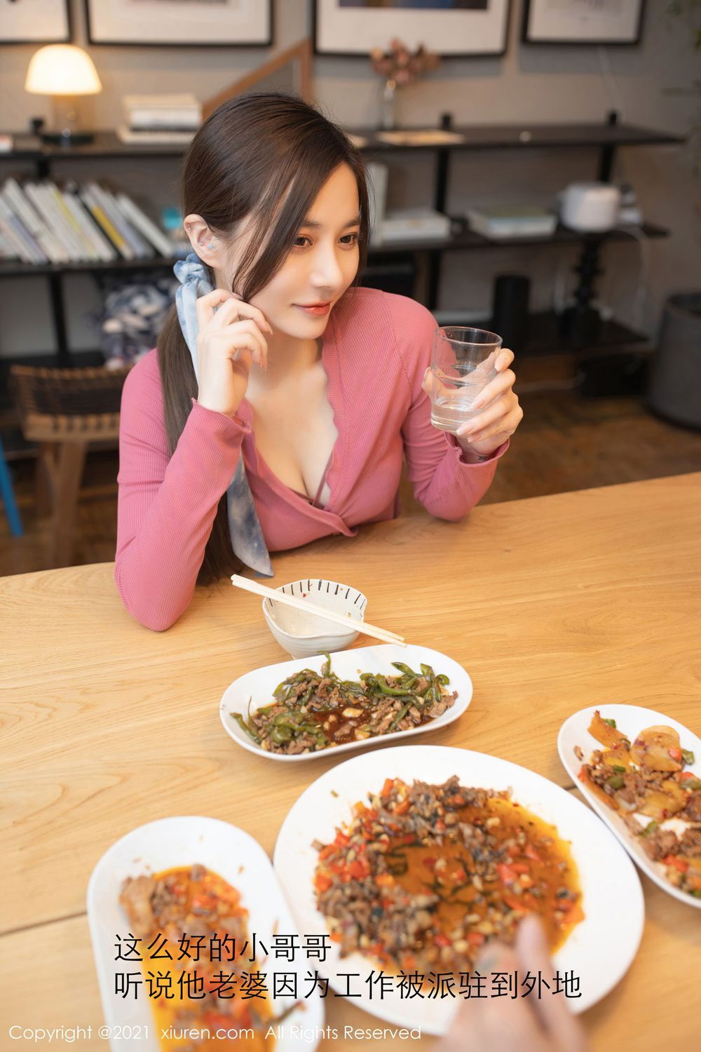 美女模特鱼子酱Fish邻居借水丝袜美腿系列套图