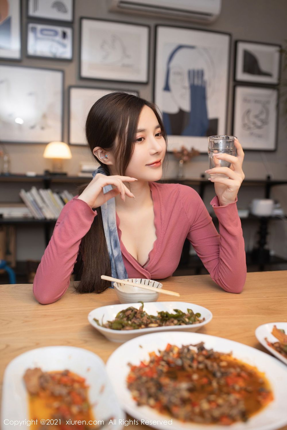美女模特鱼子酱Fish邻居借水丝袜美腿系列套图
